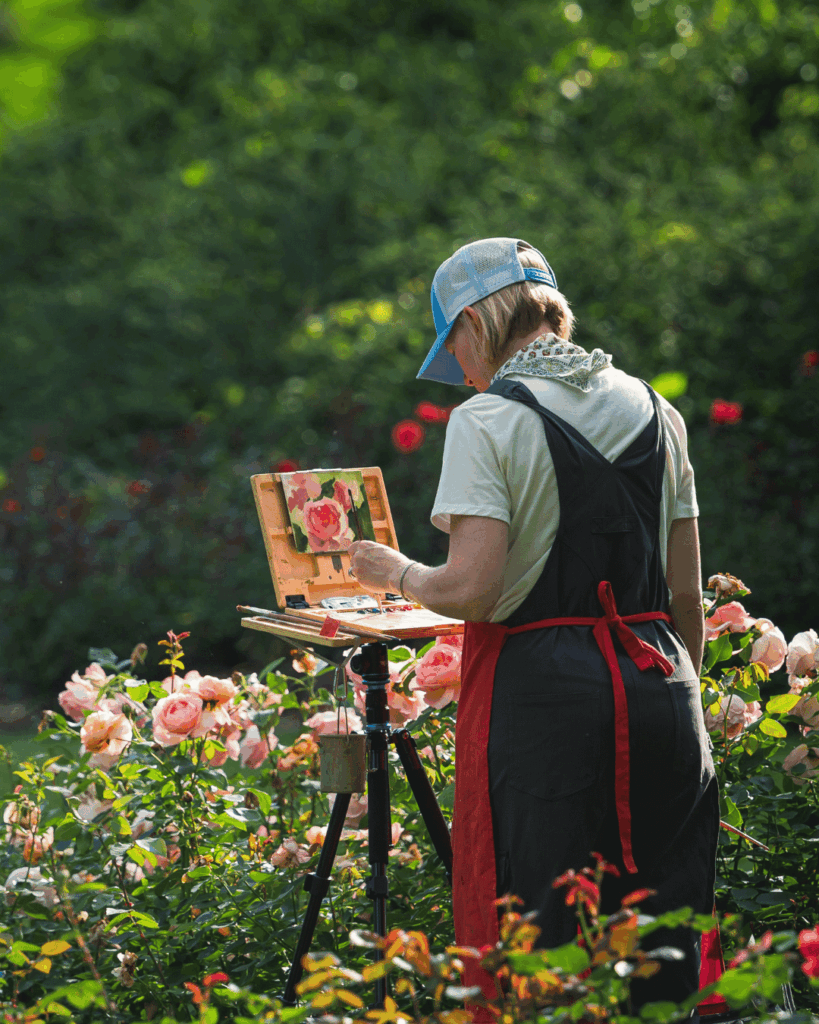 dame met schildersezel in tuin